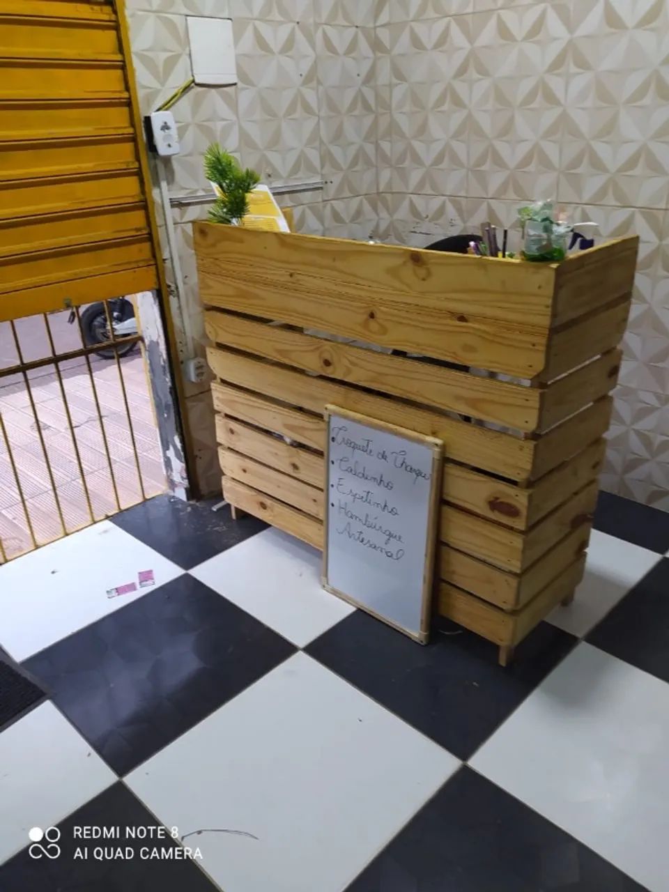 Balcão de madeira com gaveta e prateleira interna