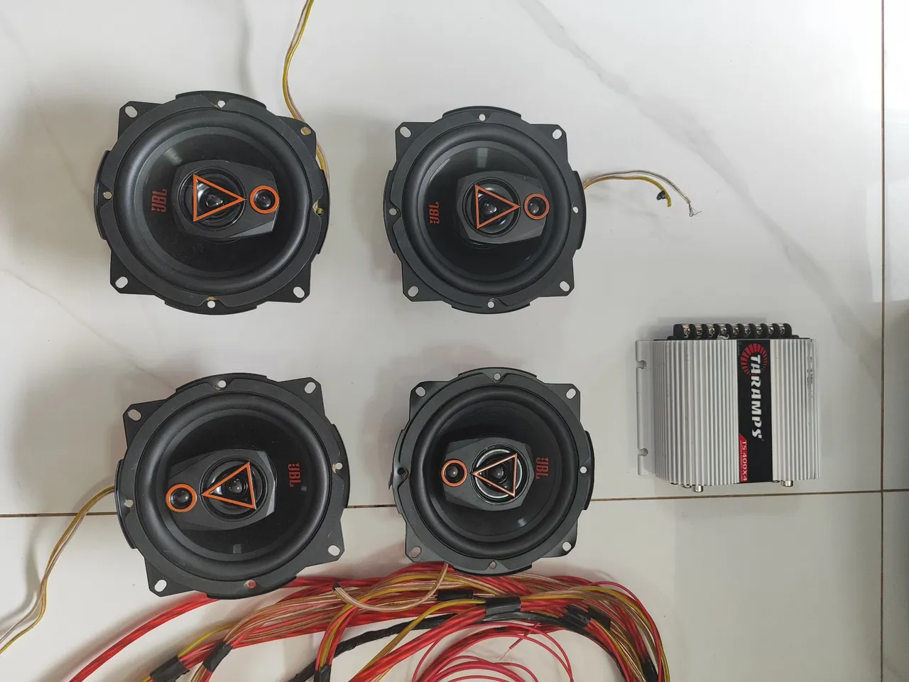 Kit de Som Automotivo JBL e caixa Trio