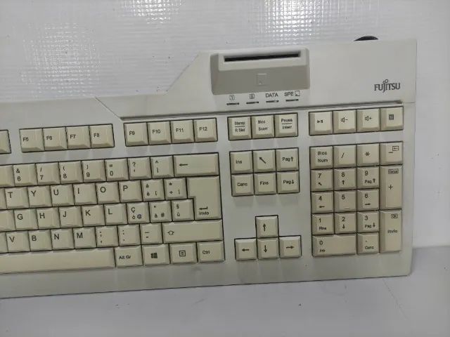 Teclado Fujitsu Usb Abnt2 Ç Raro Pc Retro Bm9 (Usado) - Foto 3