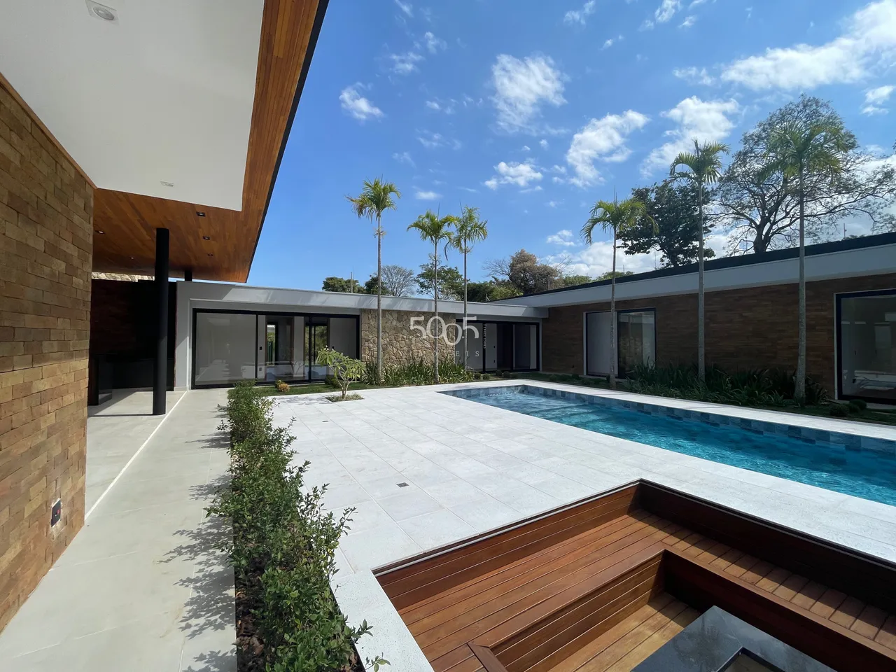 Casa no condomínio Terras de São José l, com 785m² de área construída e 2922m² de área tot