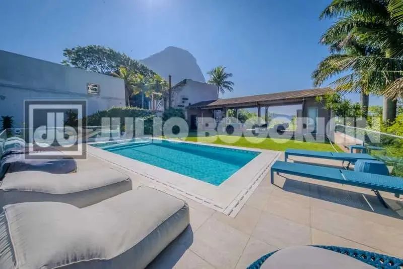 Casa em Condomínio : Triplex / Residencial / Joá