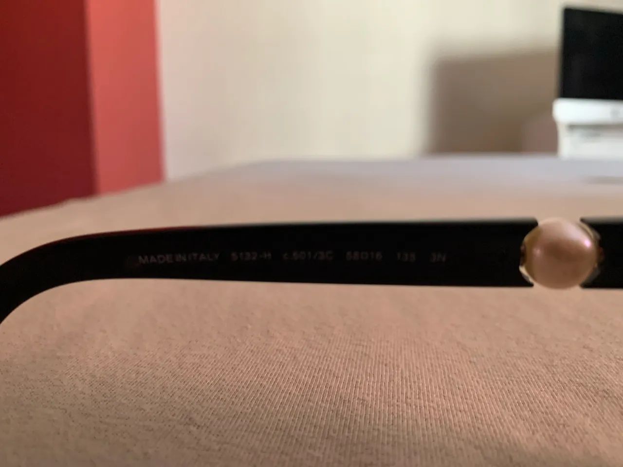 Óculos Chanel com detalhe em pérola  - Foto 4