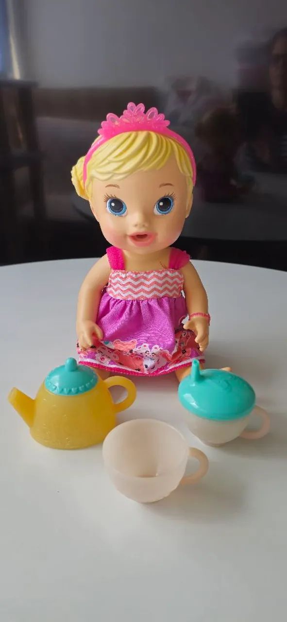 Boneca Baby Alive com acessórios de chá