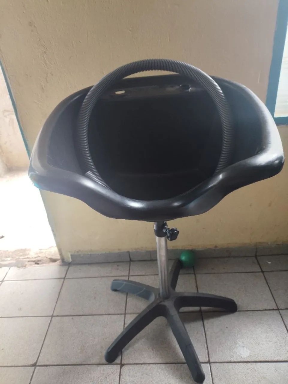 Cadeira de cabeleireiro e lavatório de salão 