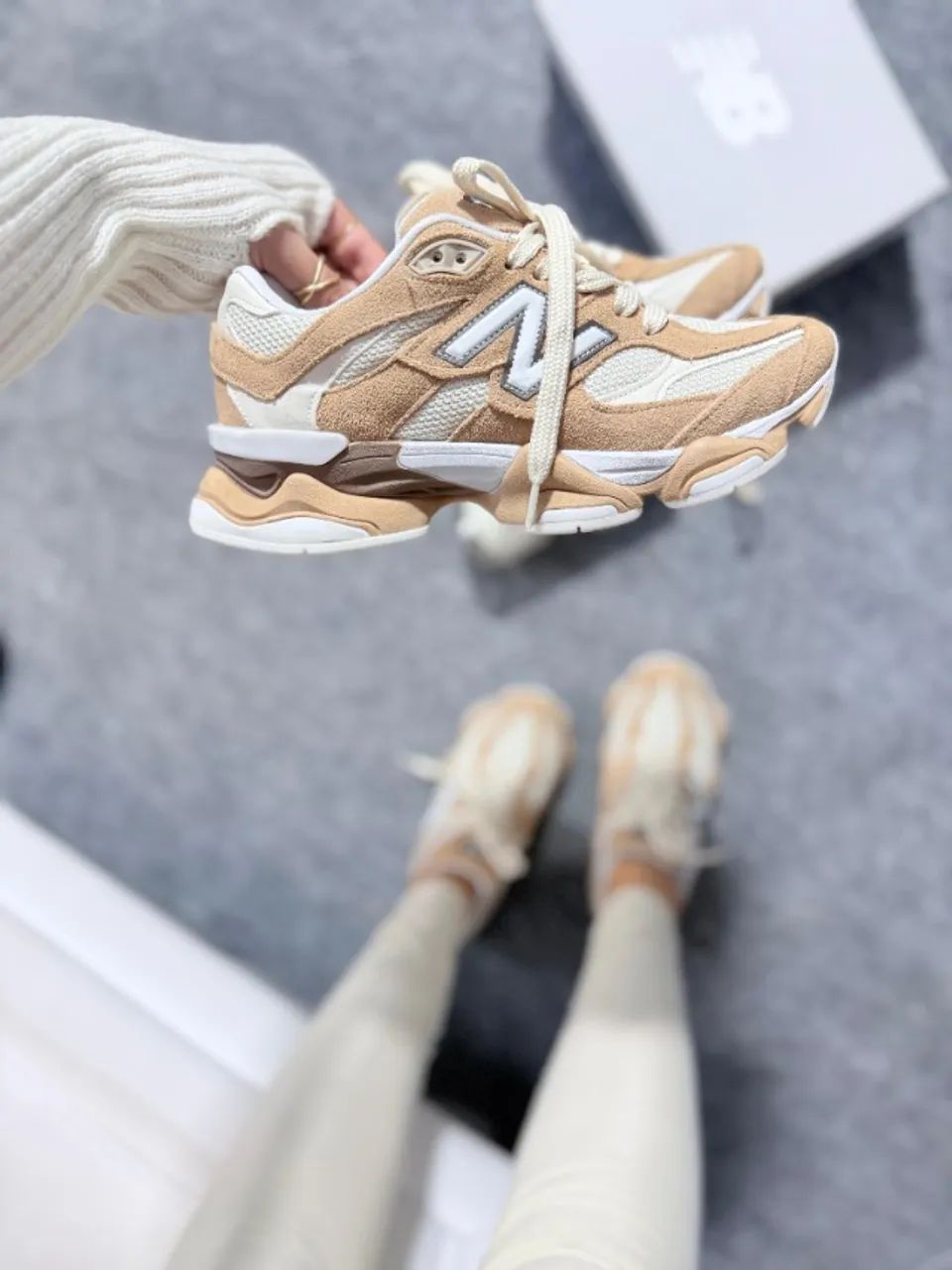 New Balance 9060 Off/Bege Couro Feminino - Foto 3