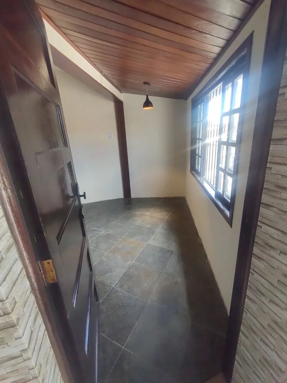 Alugo excelente apartamento com três quartos na Trindade / SG.