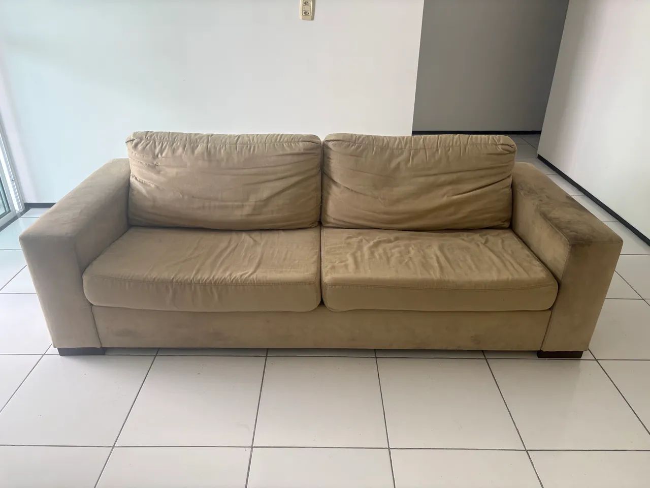 Vendo sofá de 3 lugares na cor bergi claro  - Foto 3