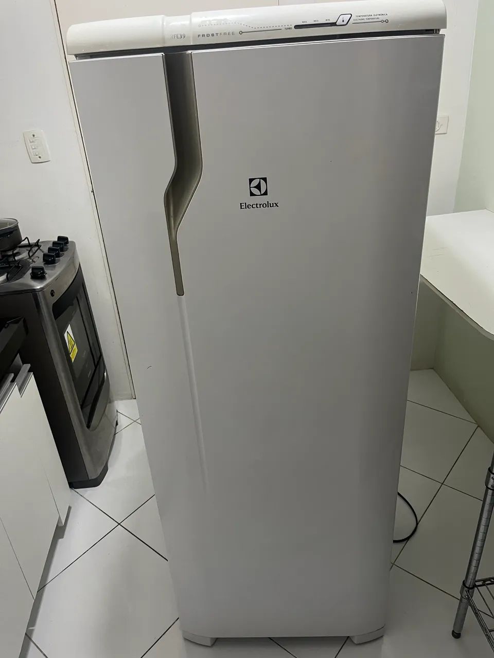 Geladeira Electrolux Frost Free 322L Painel Blue Touch Uma Porta Branca (RFE39) - 127V - Foto 4