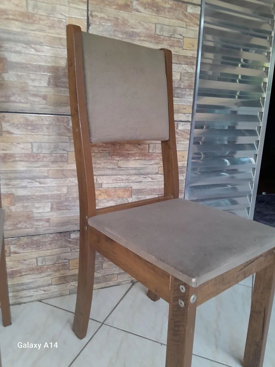 Vendo 2 cadeiras em suede em ótimo estado - Foto 2