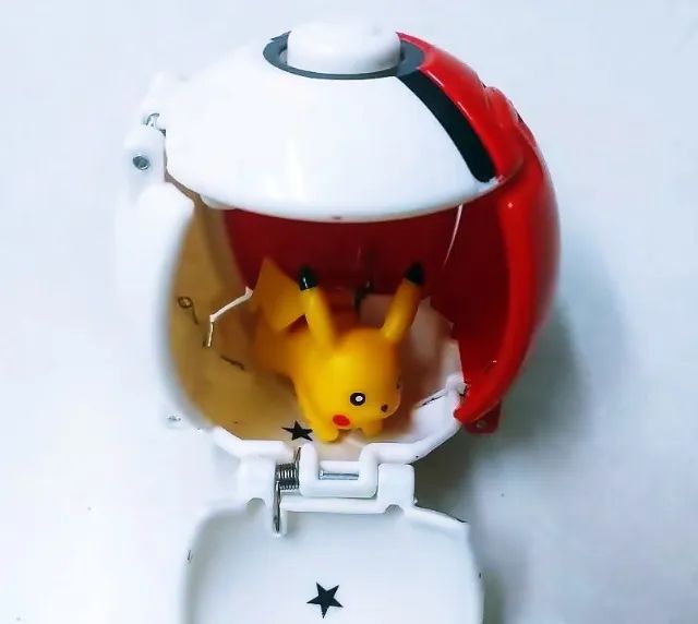 Pokémon com Pokebola - Pikachu - Action Figure Boneco Figura de Ação - Foto 2