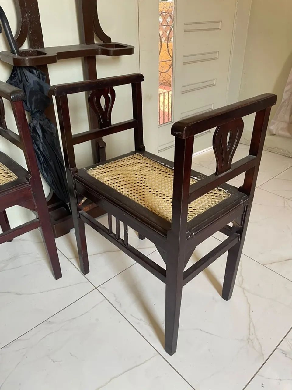 Conjunto sofá e cadeiras - móveis antigos - Foto 4