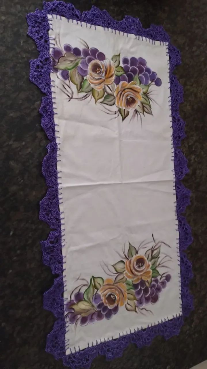 Centro de Mesa Com Bico de Crochê 97cm x 50cm