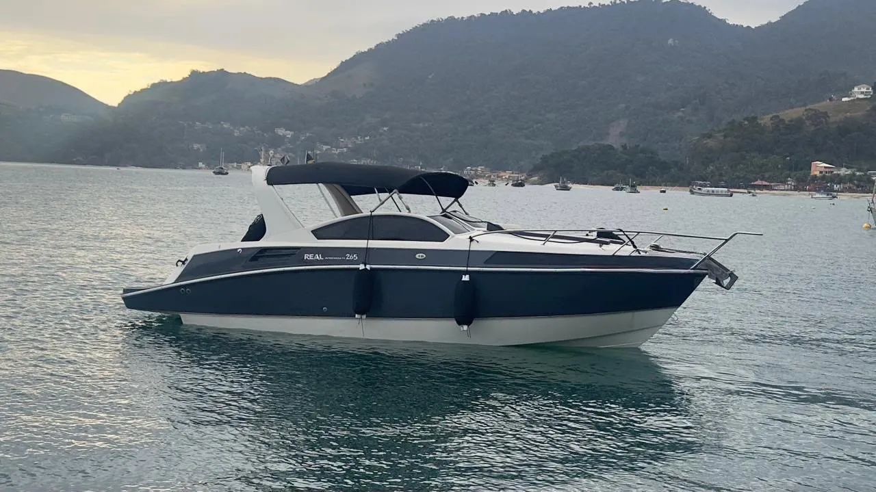 Lancha Real 260 ( cabinada)