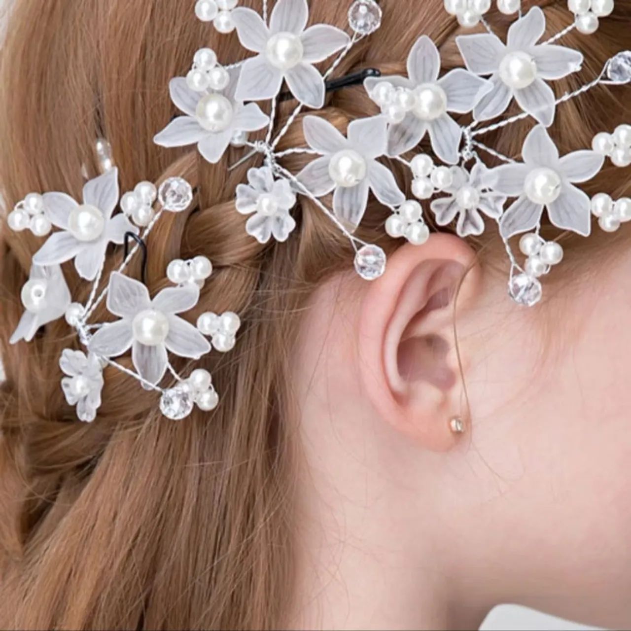 Arranjo de cabelo em flor de pérolas e strass