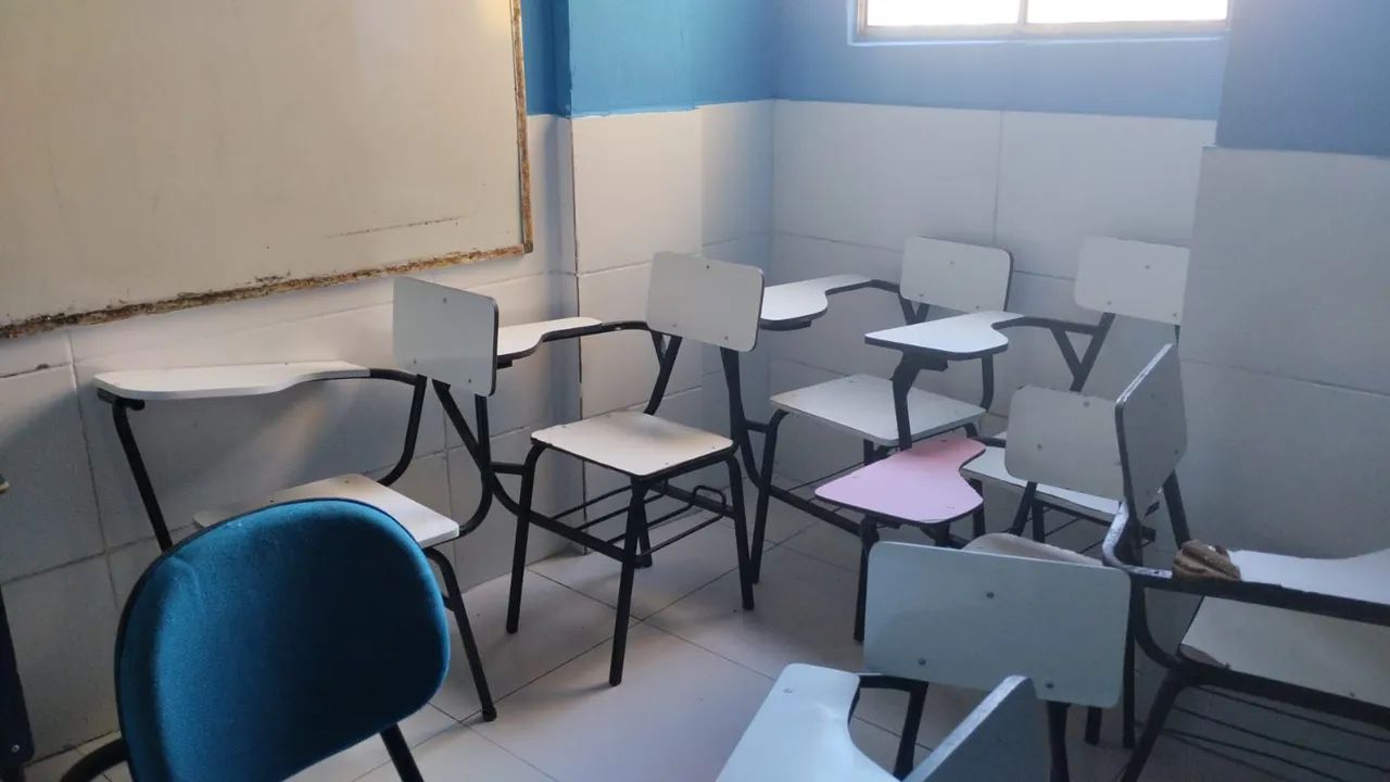 School desks in various sizes435654145952327680