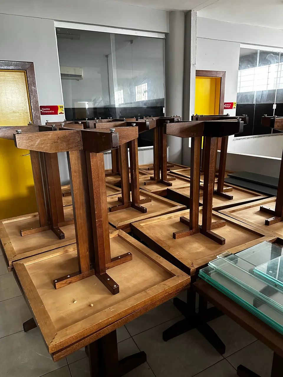 Mesa de madeira ! Sem cadeiras. - Foto 4