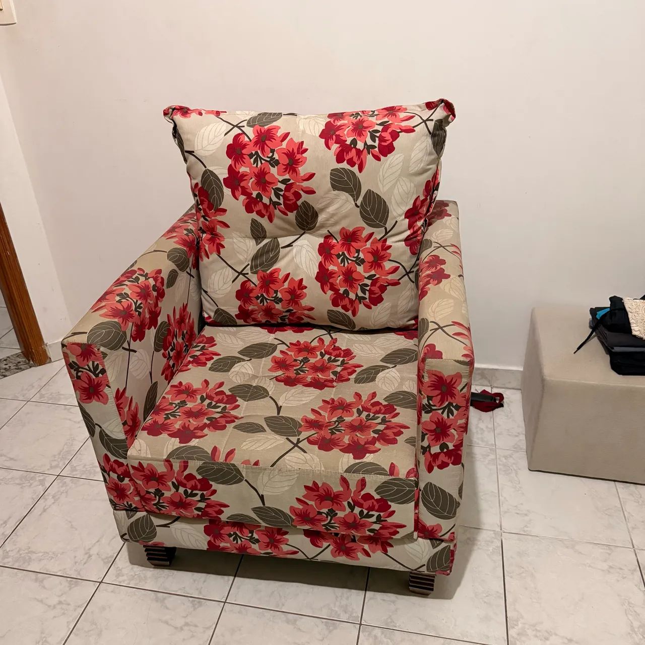 Poltrona florida muito confortável e estilosa - 71cm larg x 62cm alt x 76cm prof 