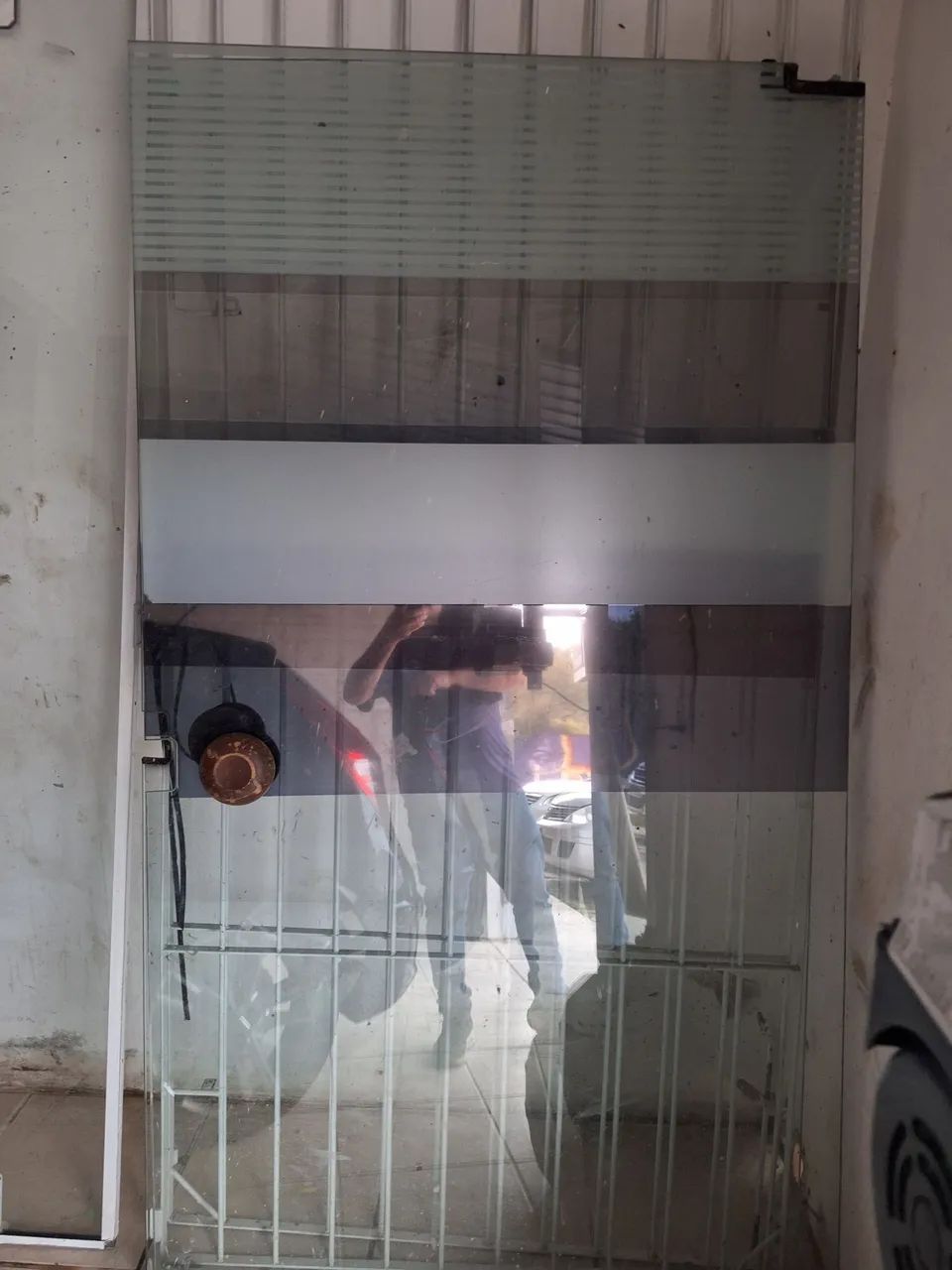 Porta de vidro com bandeira e grade