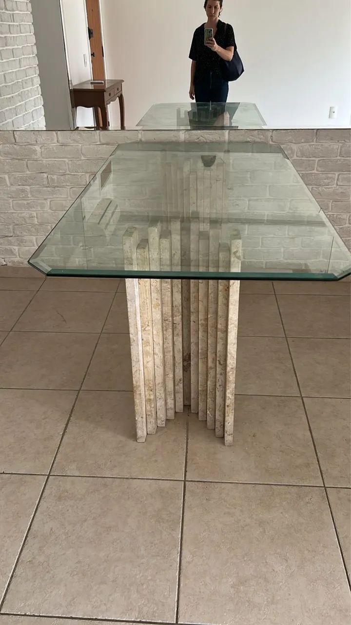 Mesa de vidro com base de mármore