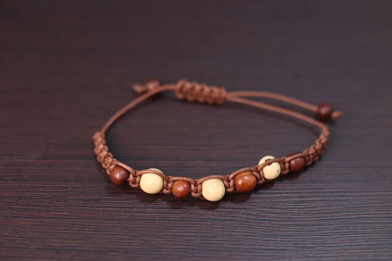 Pulseira macramê e madeira 