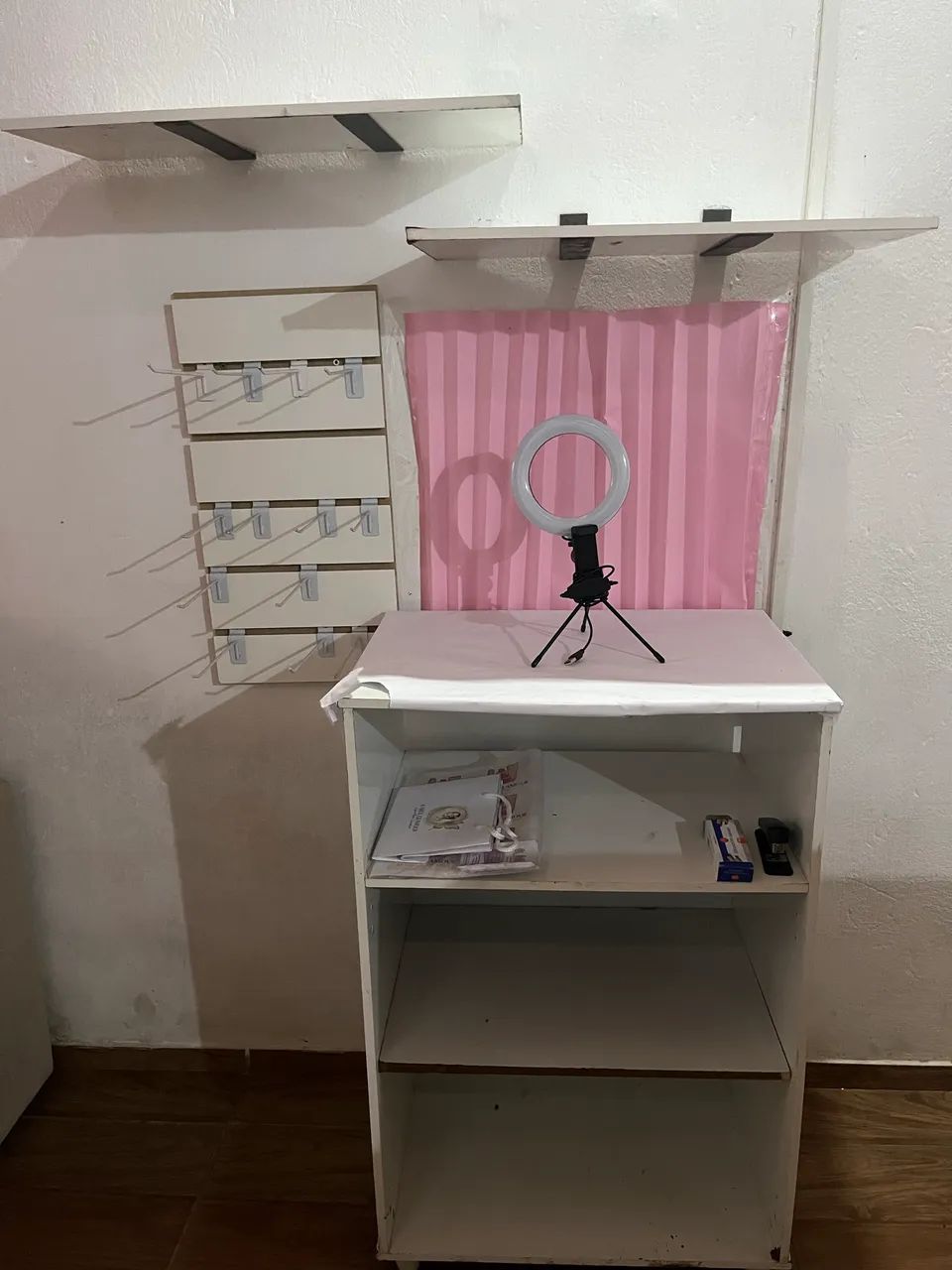 Móvel com pratilheira 