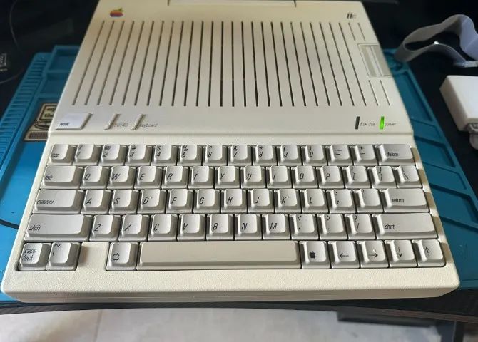 Apple IIc 1984 totalmente funcional com fonte original Apple