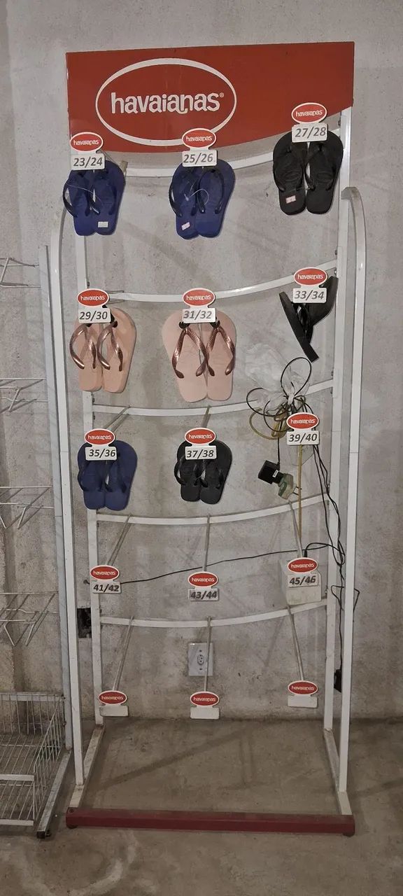Expositorde havaianas,  com as havaianas número pequenos 