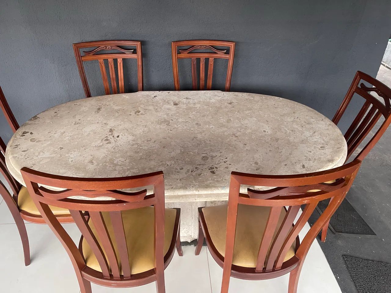 Mesa de Mármore com 6 cadeiras 
