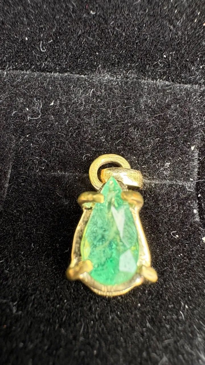 Pingente ouro 18k e esmeralda