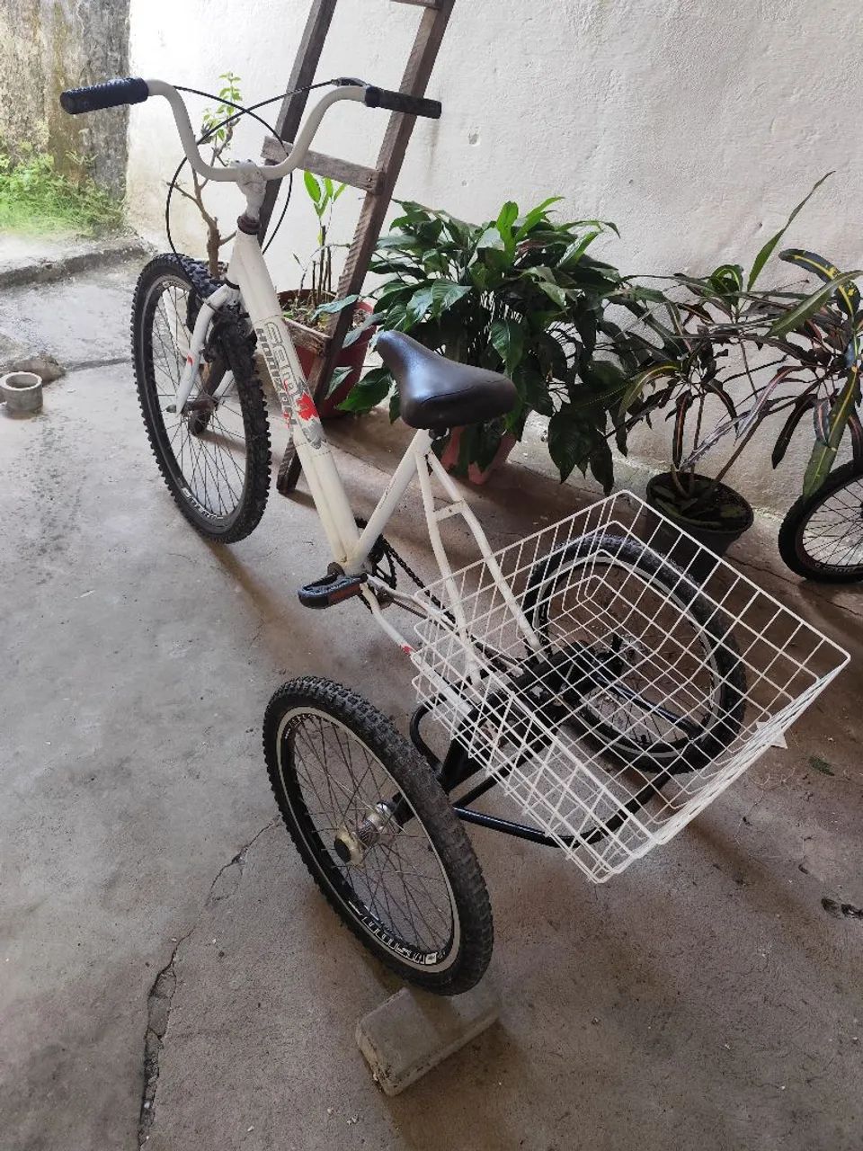 uma bicicleta triciclo  - Foto 3
