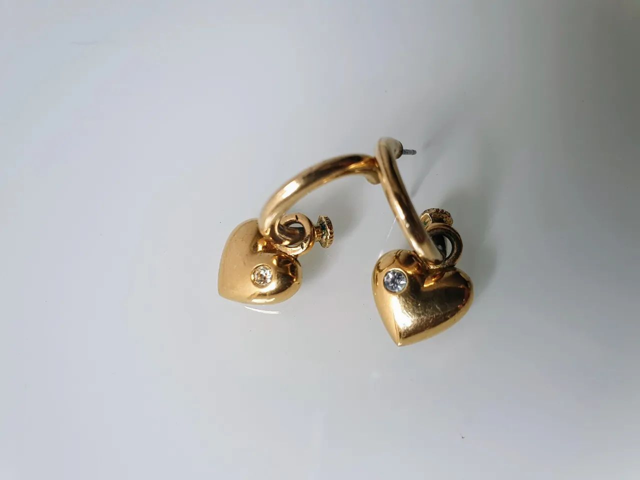Brincos de Coração Dourado com detalhe em Pedra - Foto 3