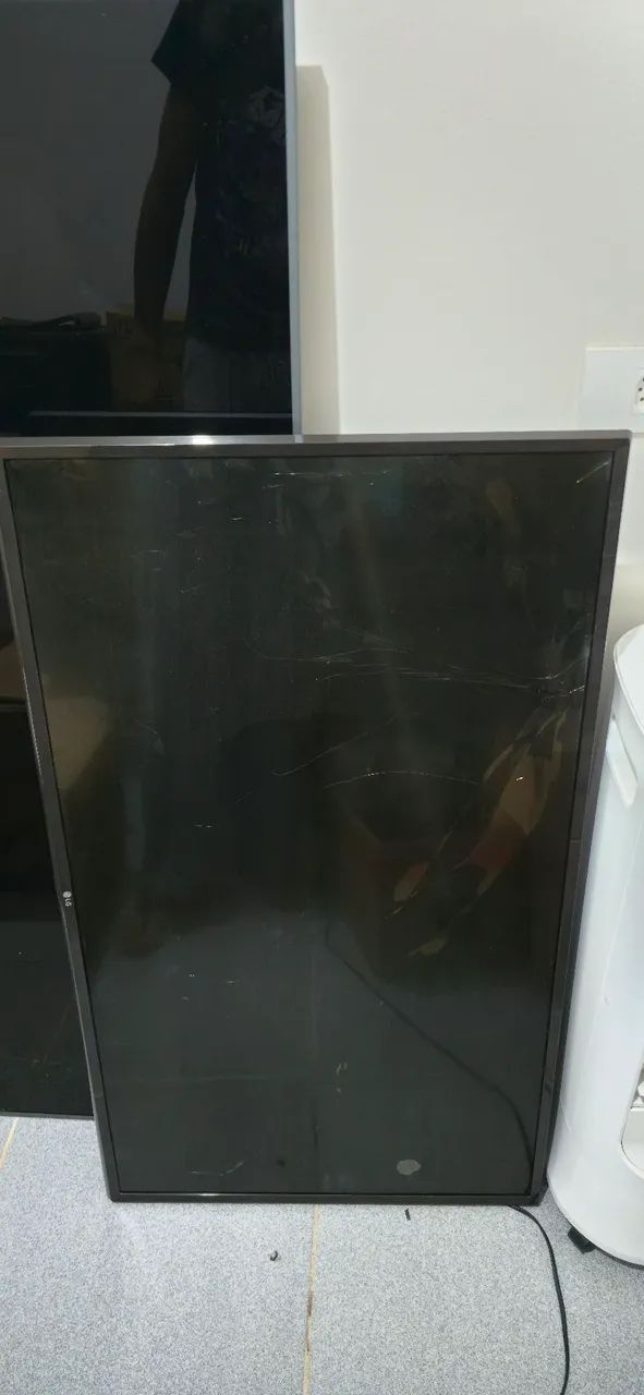 Duas TVs smart (Leia a descrição)