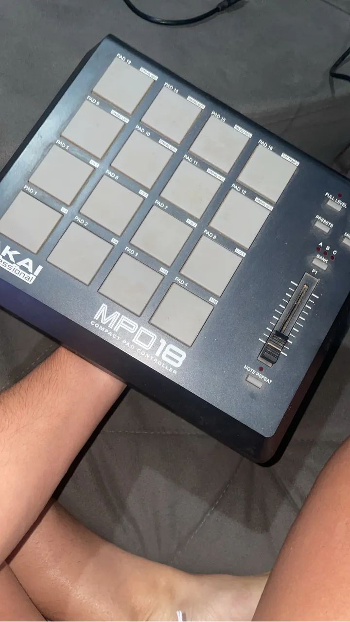 Controller Akai Professional MPD18 - Pad Controller USB para Beat/Ableton