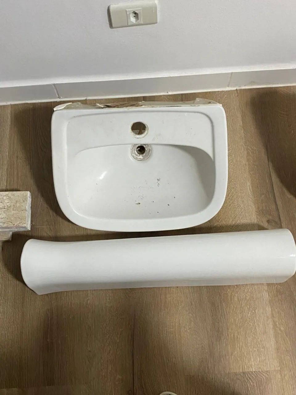 Washbasin with basin and column