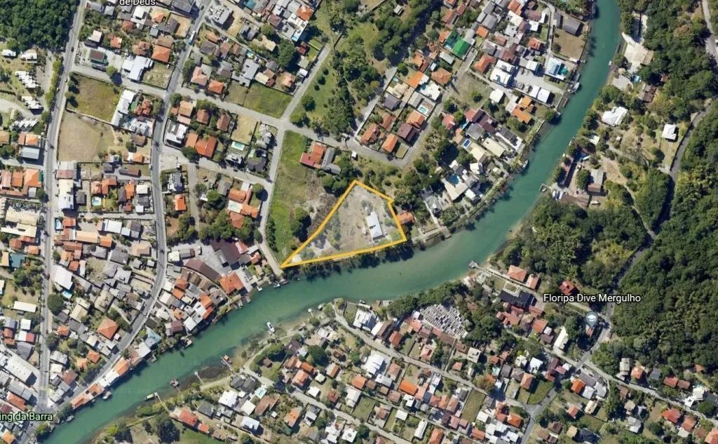 ÁREA DE 4885 M² DE FRENTE AO CANAL DA BARRA DA LAGOA - Foto 2