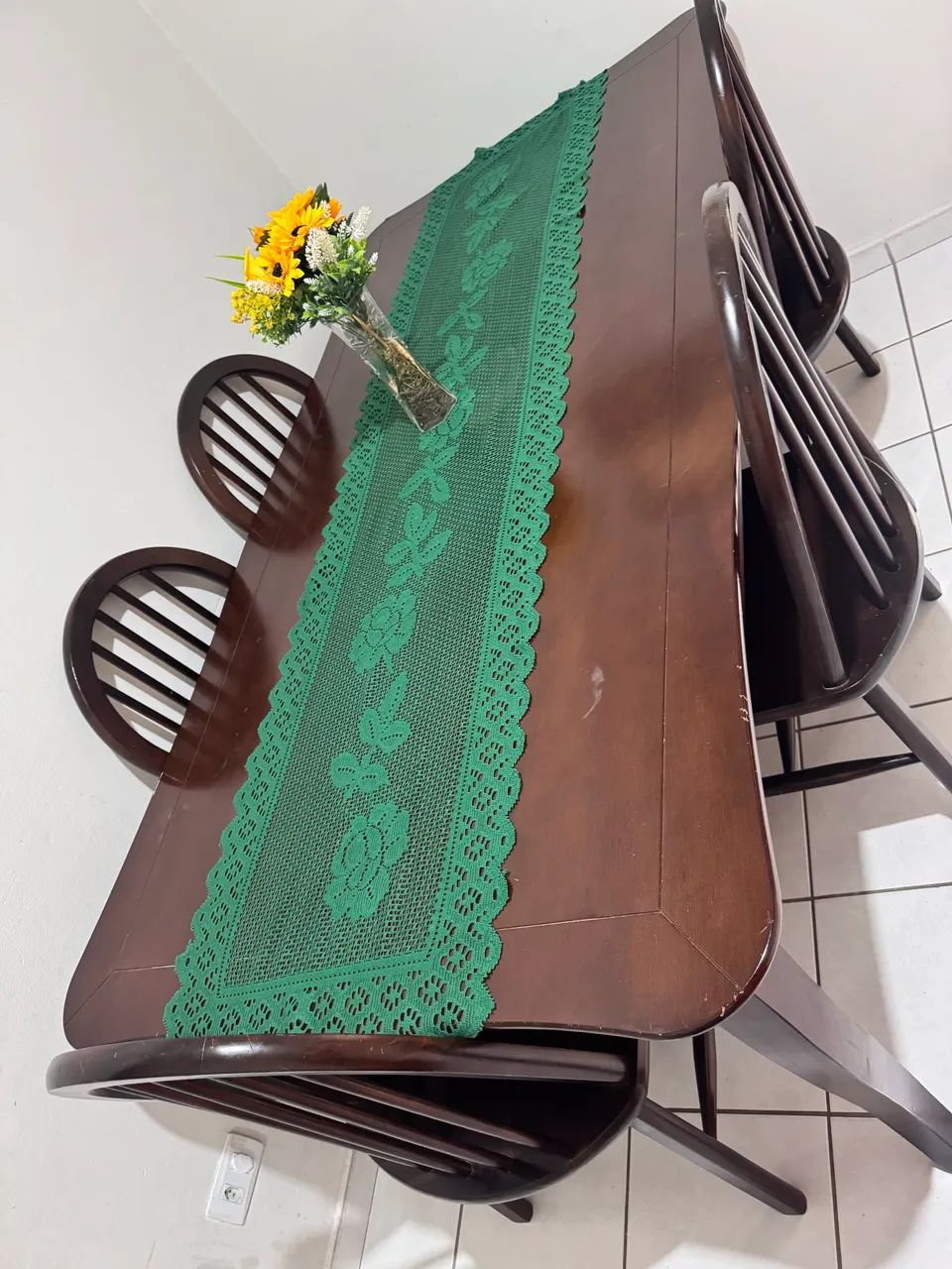 MESA MADEIRA PRA VENDER COMPLETA! . 1.000 com cadeira  - Foto 2