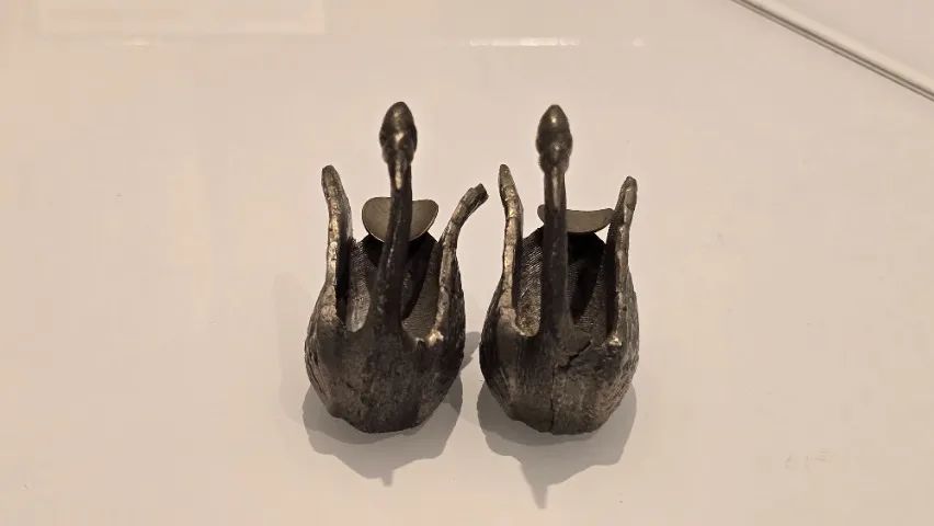 Par de cinzeiros em metal no formato de cisne - Foto 3