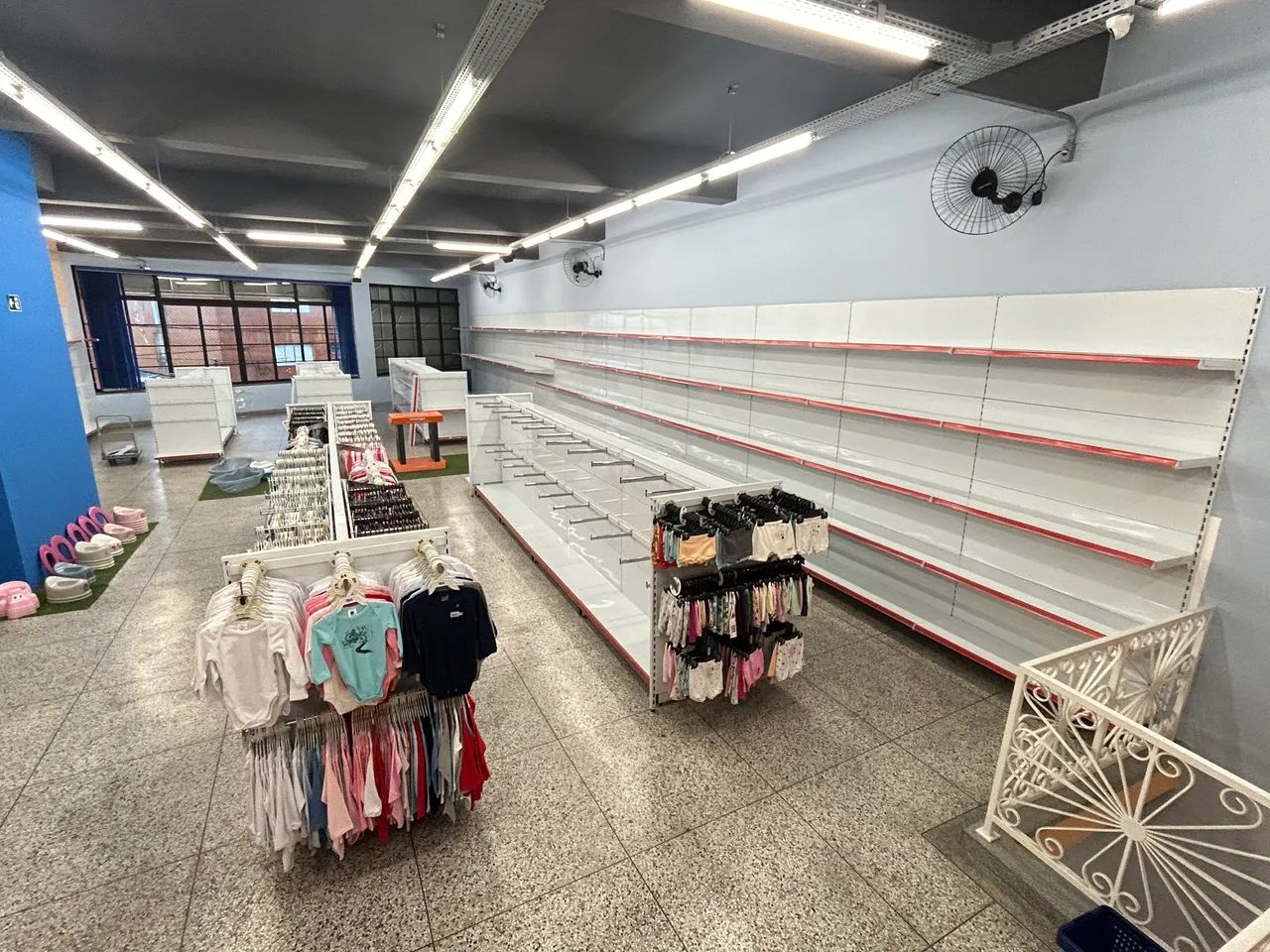 Prateleiras e Gôndolas de Aço para Loja Impecável 