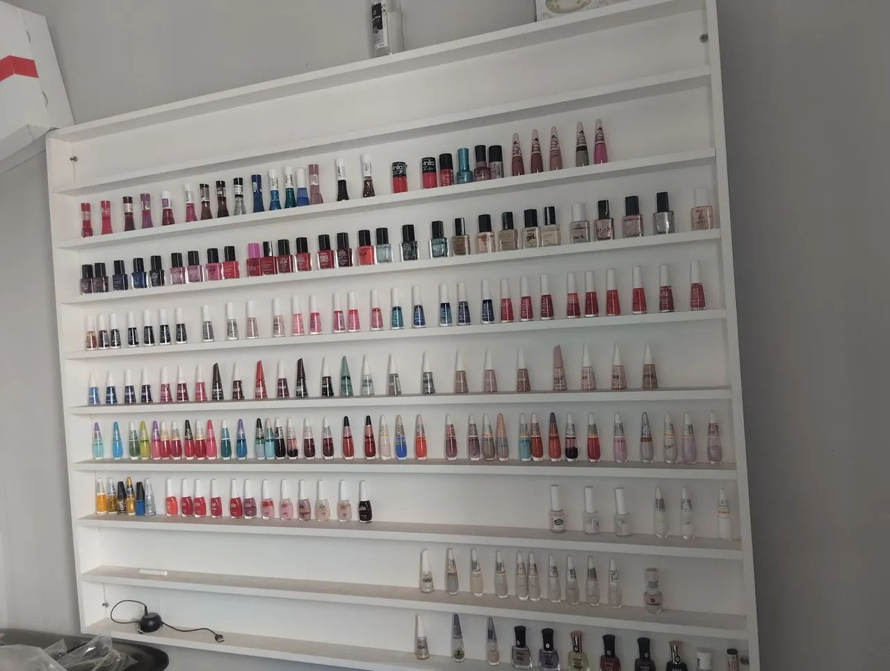 Vendo um repositor de esmaltes 