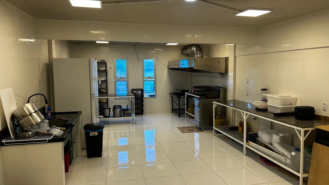 Alugo : cozinha equipada : na praia da Costa !tem salão 