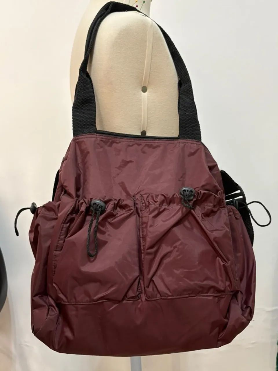 Bolsa carteiro em tecido impermeável na cor vinho - Foto 2