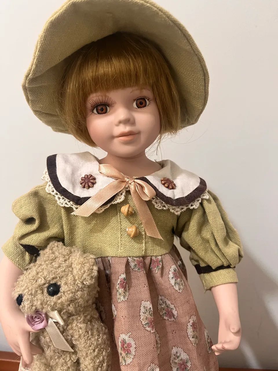 Boneca porcelana 45cm com mascote na mão  - Foto 2