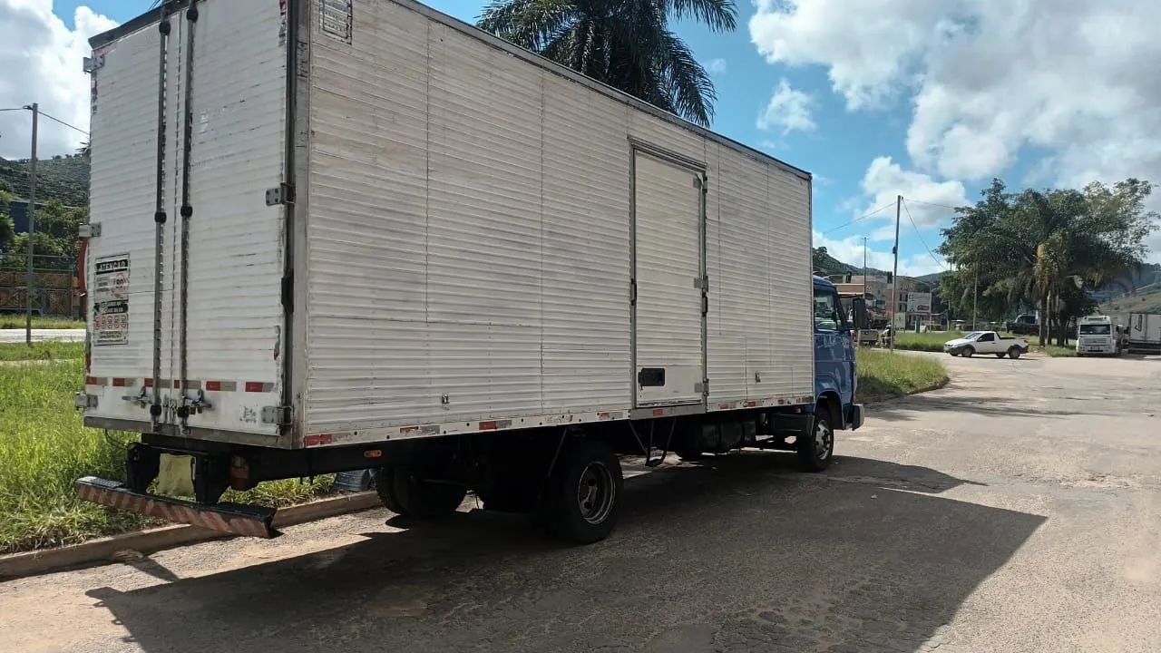 Caminhão VW 8-120 em ótimo estado 