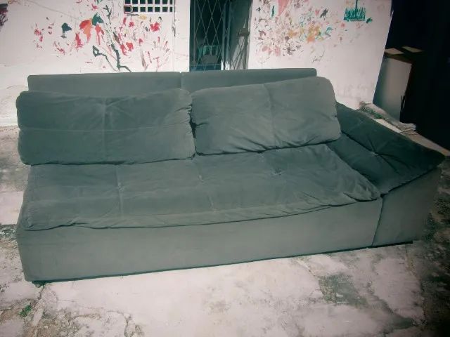 Sofá chaise modular 3 lugares, em suede cinza, ideal para reforma