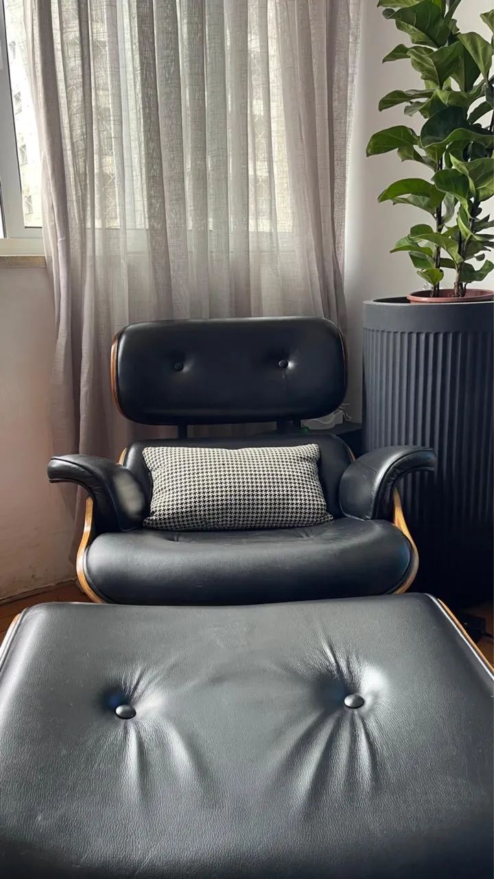 Vendo linda poltrona  Charles Eames  com Puff  preta  - Foto 2