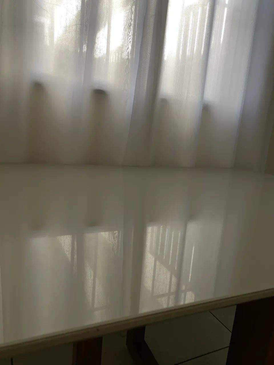 Mesa de Vidro com pés de Madeira - Foto 2