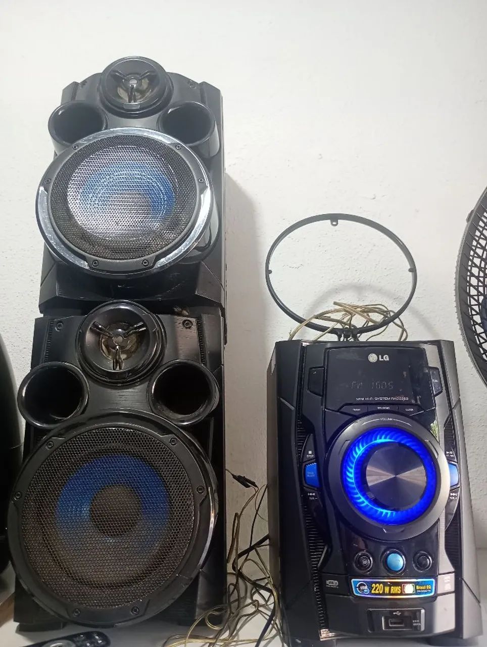 Som LG RMS com duas caixas e controle original