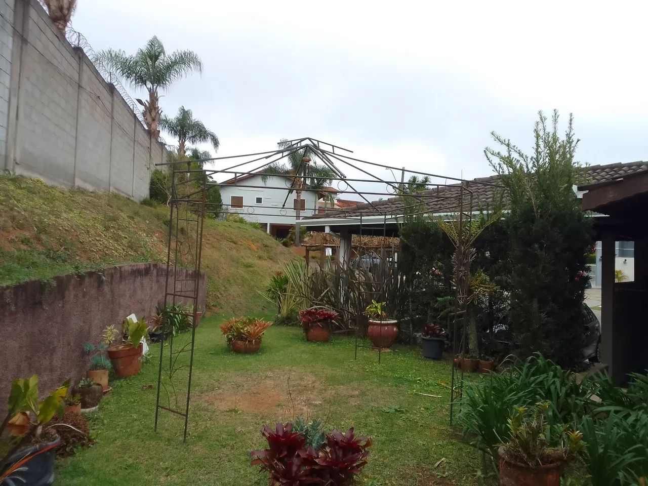 Gazebo em ferro Leroy Merlin,  sem cobertura.