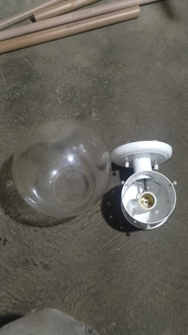 Luminária em alumínio e globo de vidro - usado - Foto 3