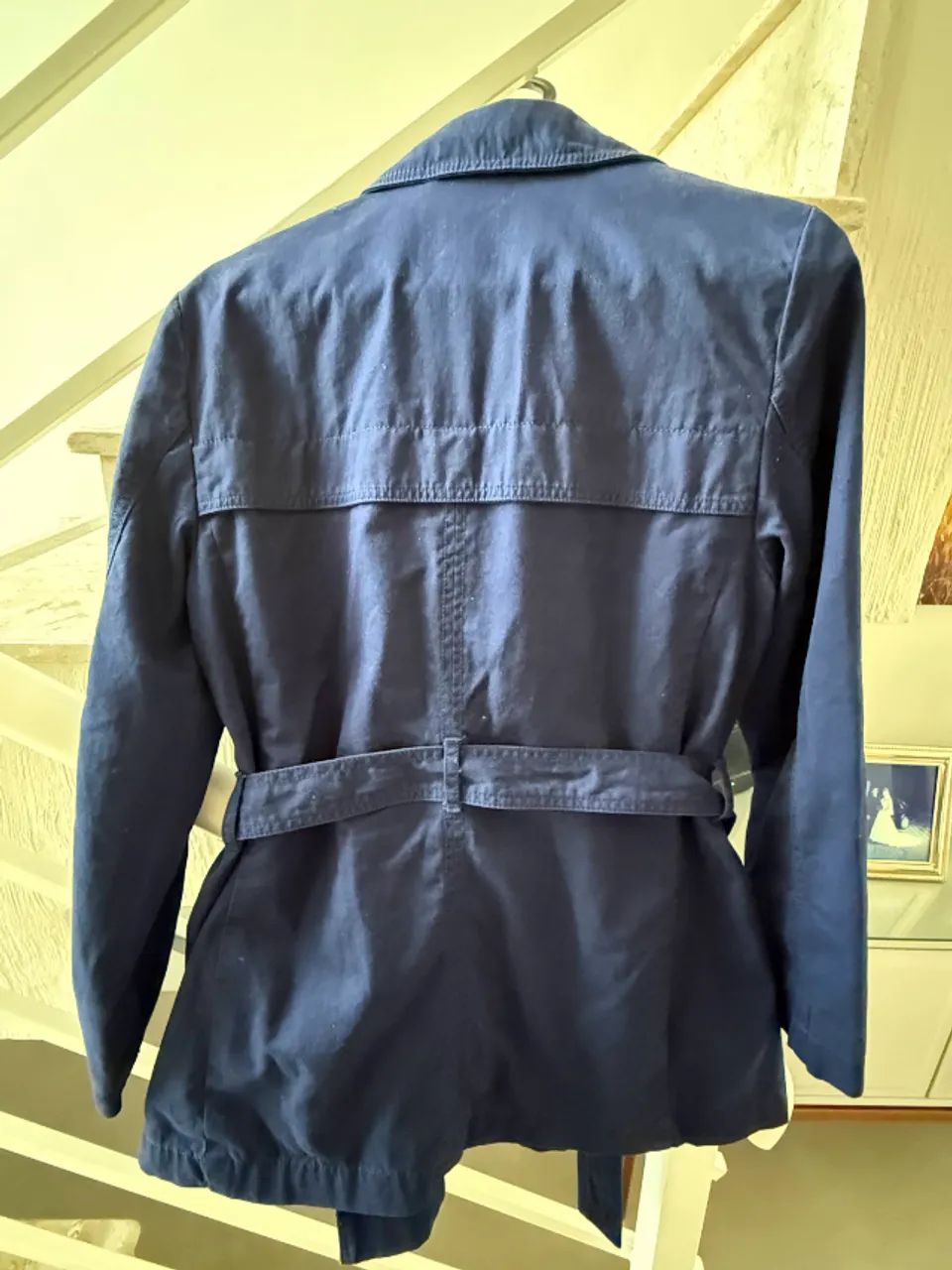 Casaco trench coat marinho da marca Gap  - Foto 3